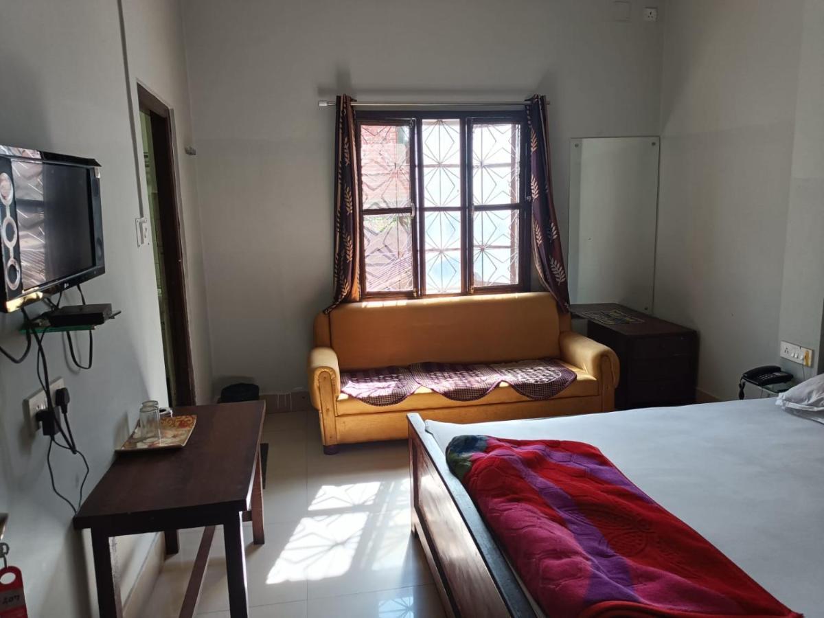 Kusum Hotel Dibrugarh Buitenkant foto