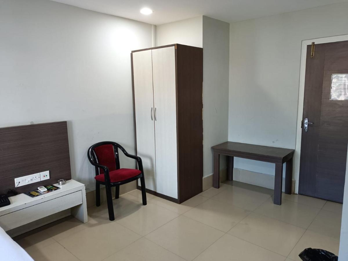 Kusum Hotel Dibrugarh Buitenkant foto