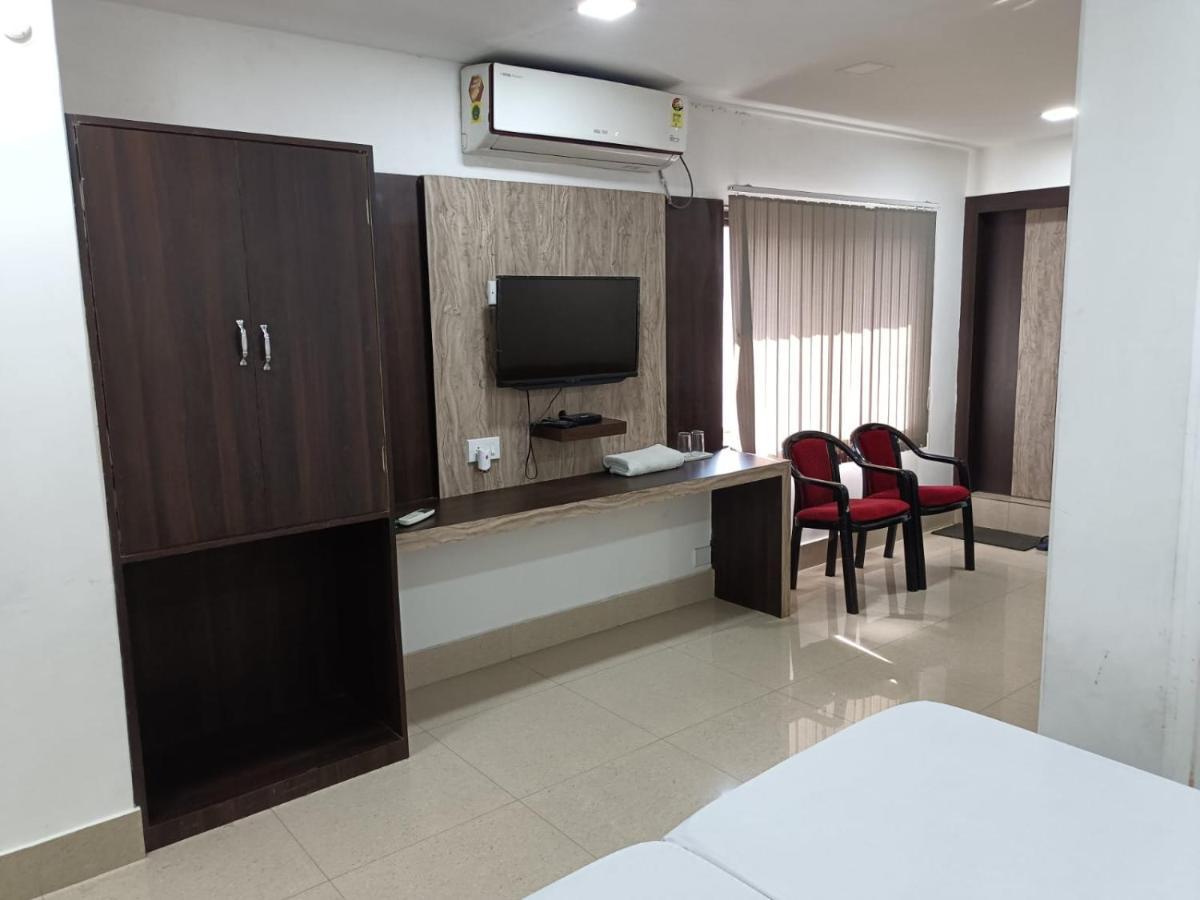 Kusum Hotel Dibrugarh Buitenkant foto