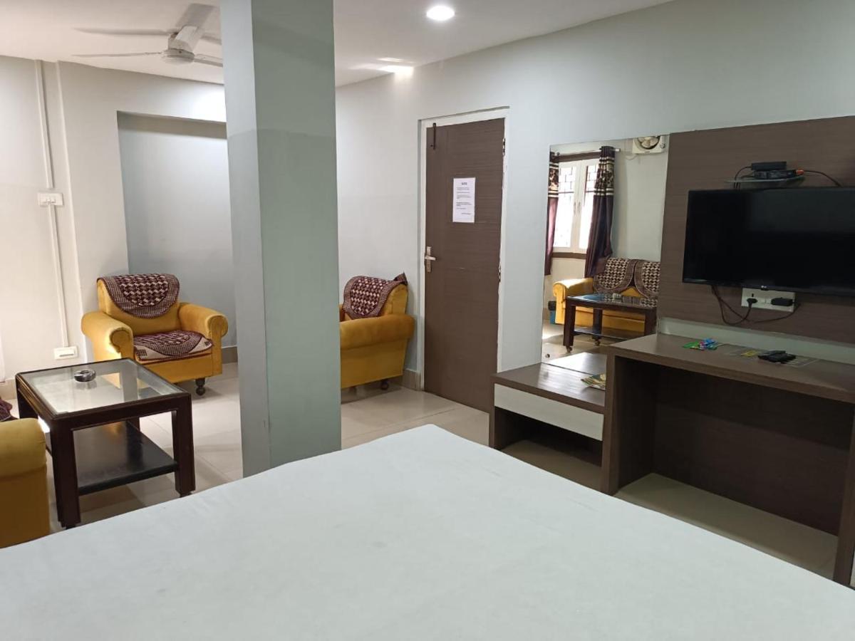 Kusum Hotel Dibrugarh Buitenkant foto