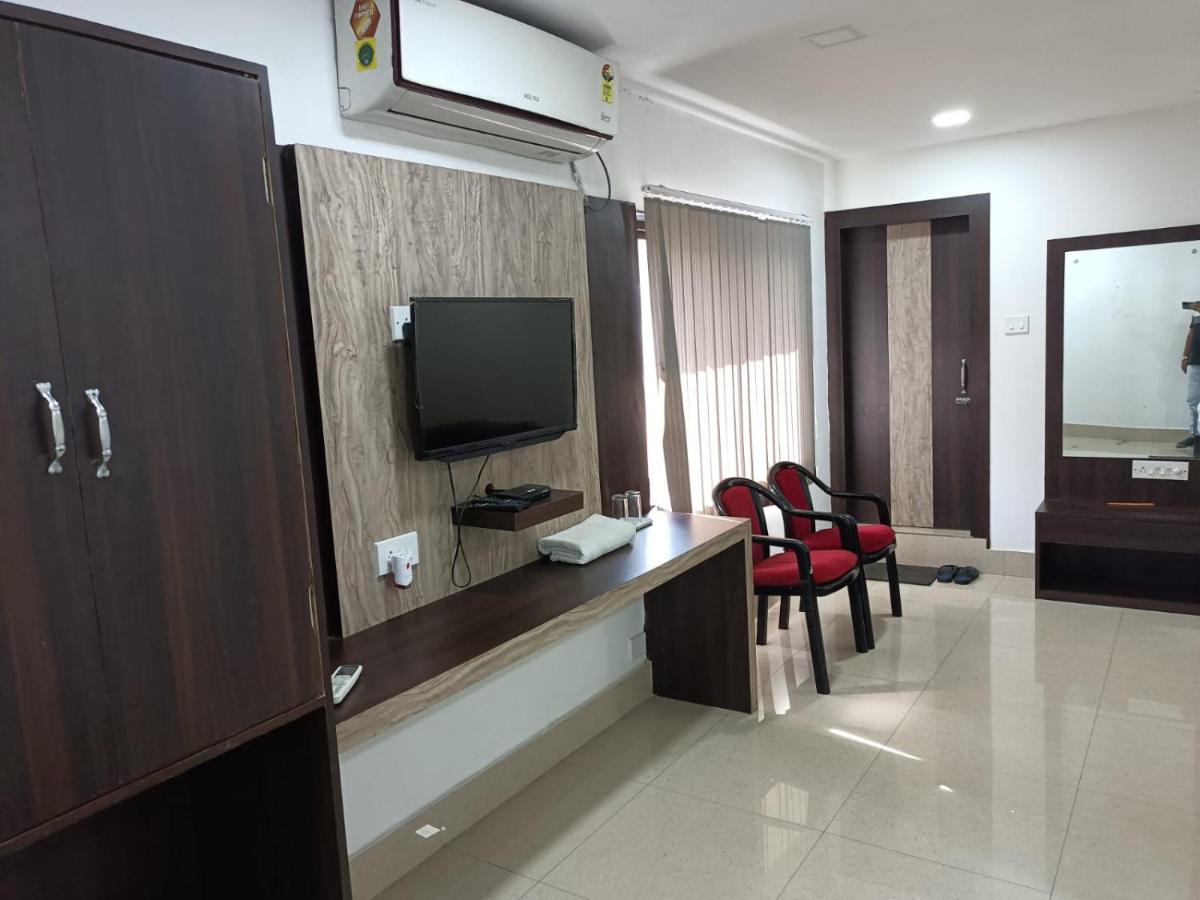 Kusum Hotel Dibrugarh Buitenkant foto