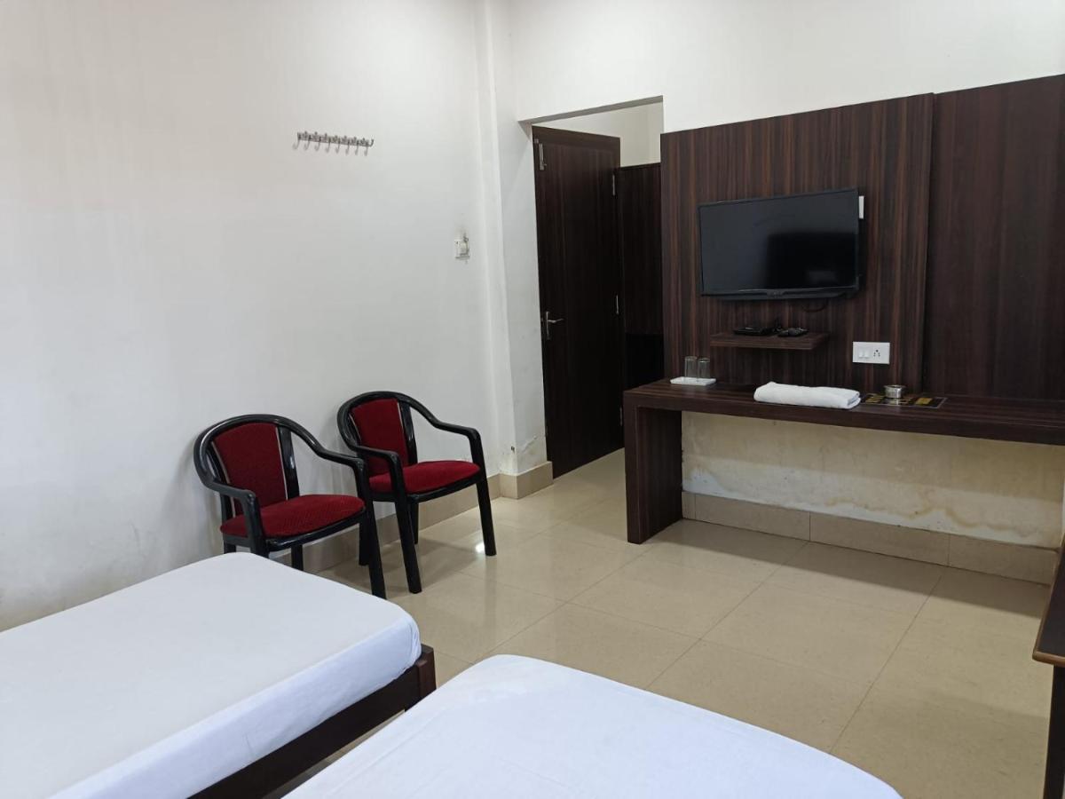 Kusum Hotel Dibrugarh Buitenkant foto