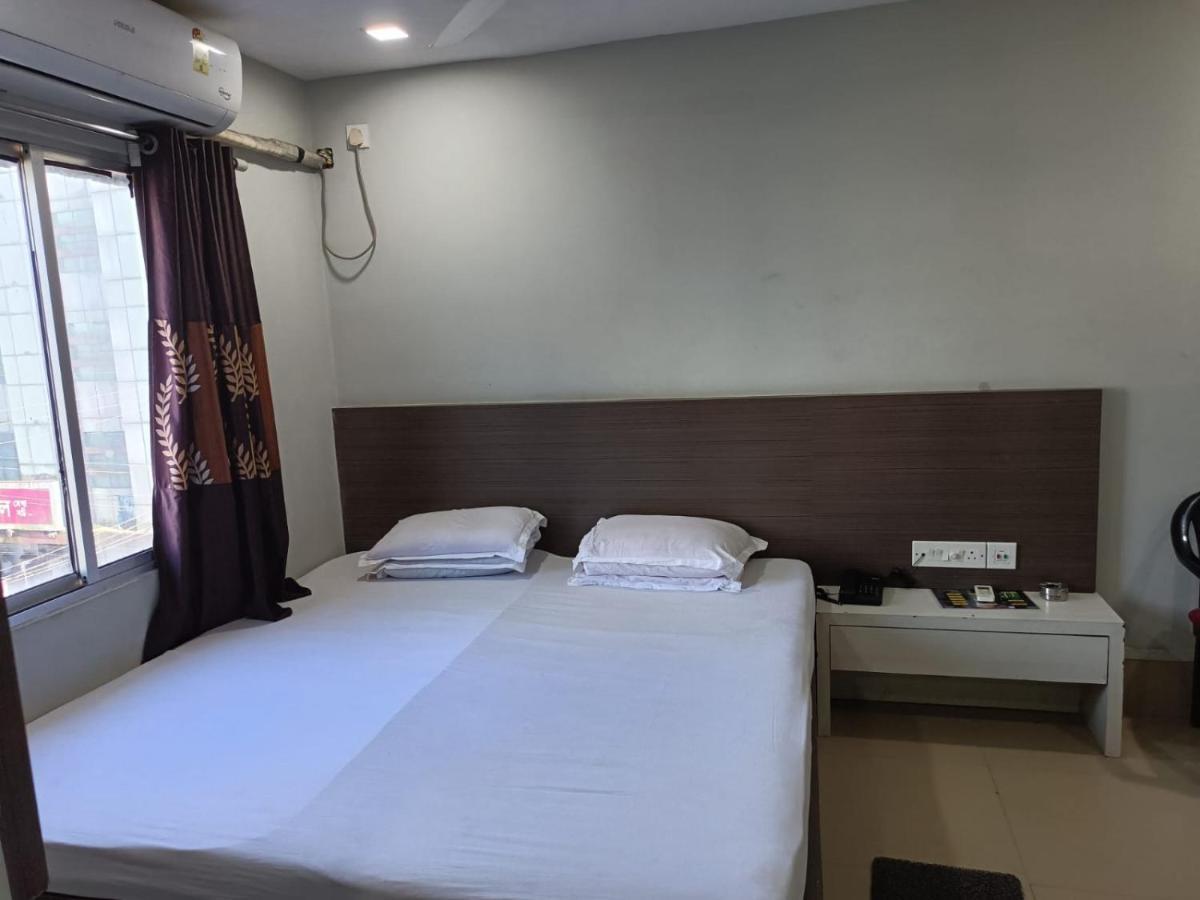 Kusum Hotel Dibrugarh Buitenkant foto