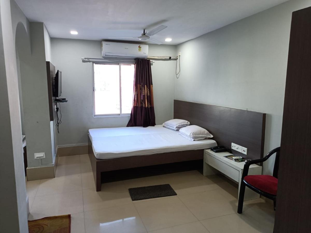 Kusum Hotel Dibrugarh Buitenkant foto