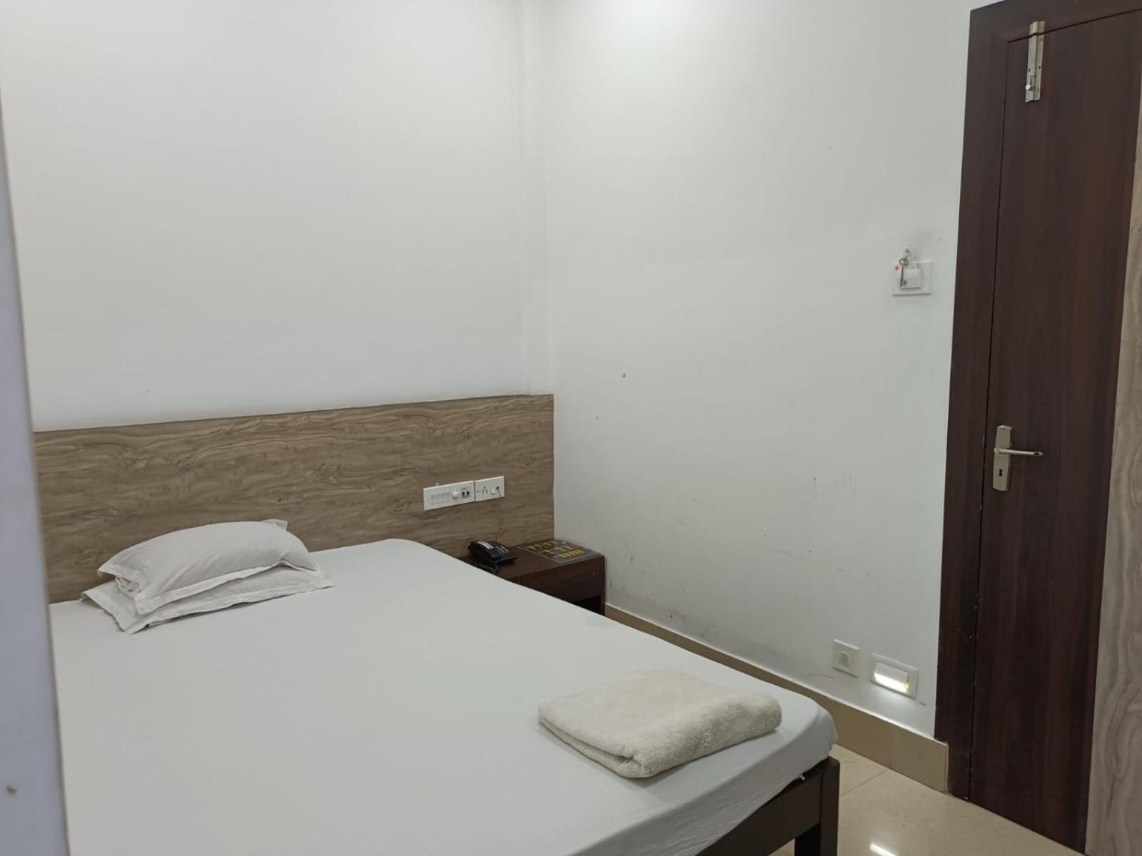 Kusum Hotel Dibrugarh Buitenkant foto