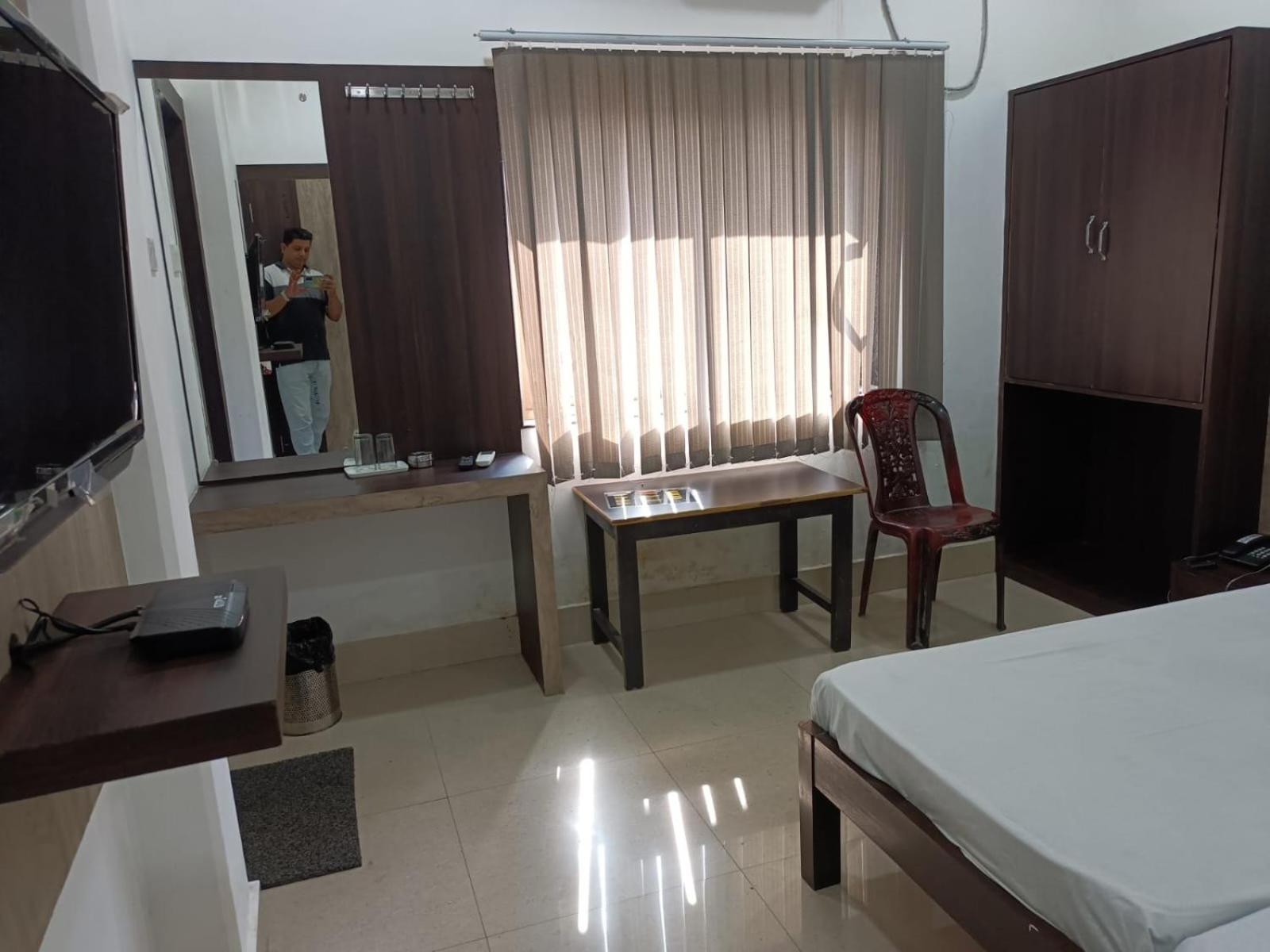 Kusum Hotel Dibrugarh Buitenkant foto
